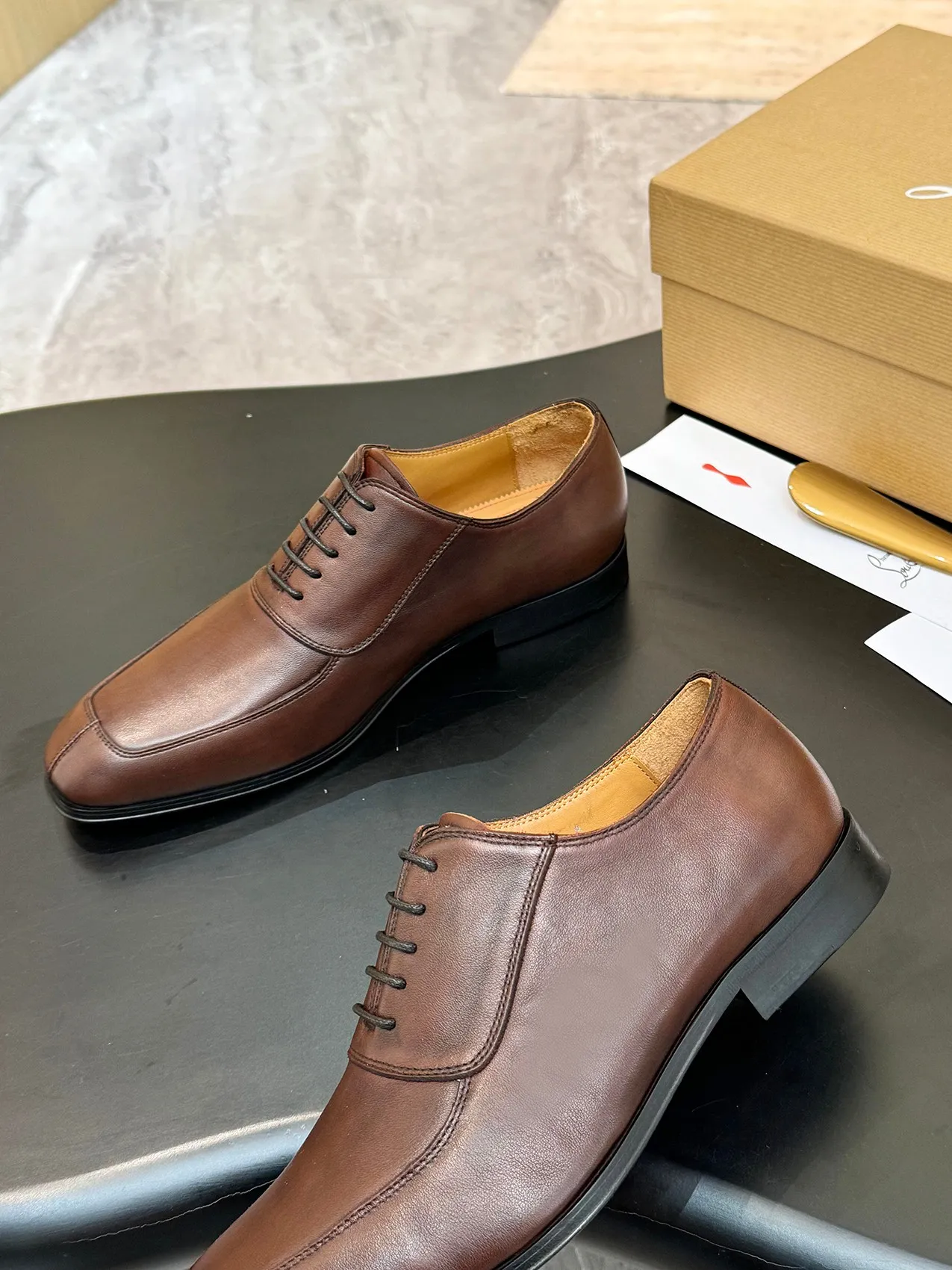 [CL red sole shoes] Top P: 1020💰 Size 39-44 (⚠️38.45.46.47 custom-made, non-returnable and non-exchangeable) 🆑High-end men's business formal leather shoes, original authentic top quality goods ••✅💯 Top original order purchasing agent! Original imported patterned cowhide ➕Imported cowhide lining ➕Cowhide feet ➕Original leather outsole~🉑️Feel free to compare the authentic ones!
